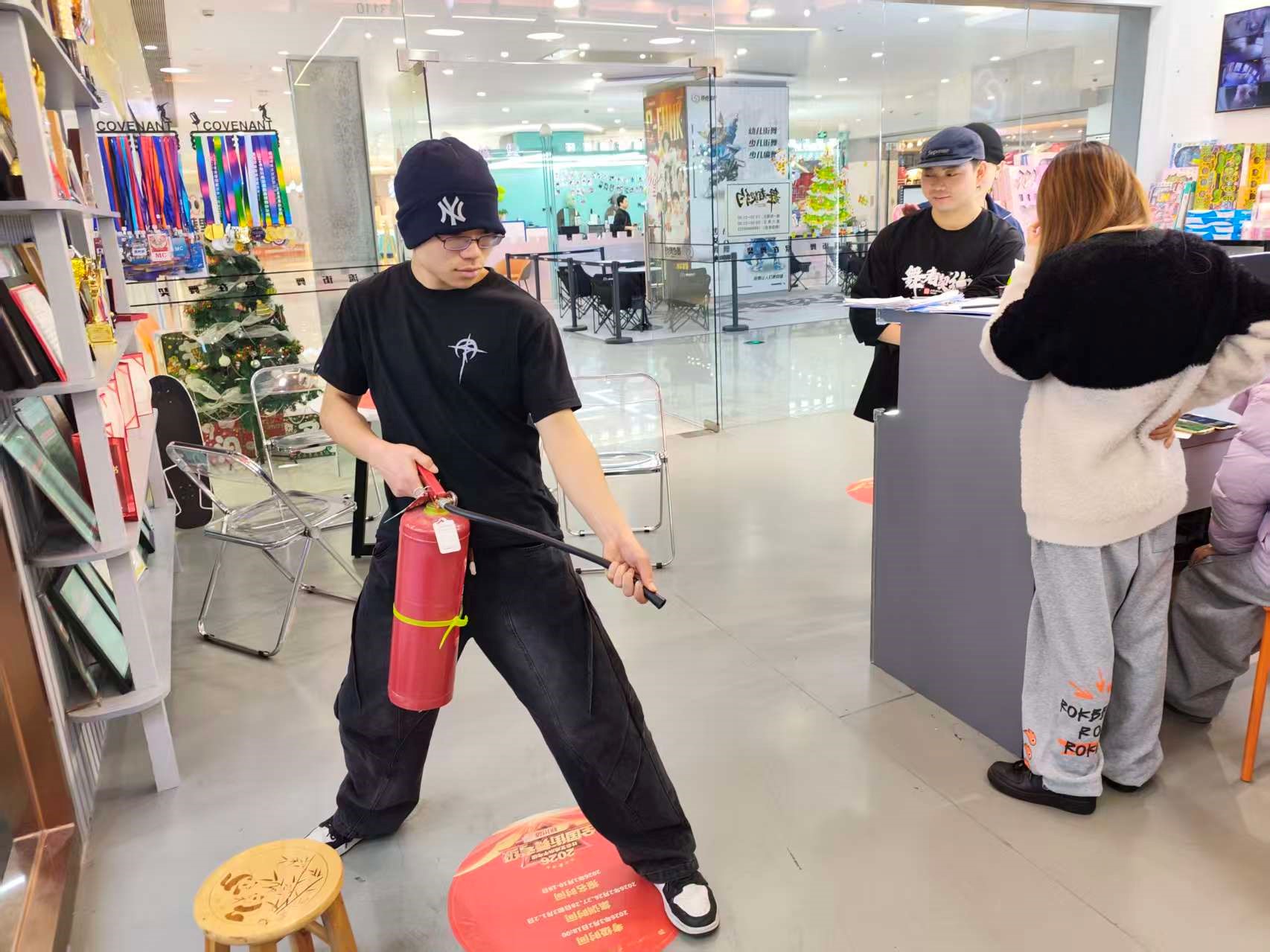 水晶城開展消防技能培訓(xùn)，筑牢安全防護(hù)網(wǎng)