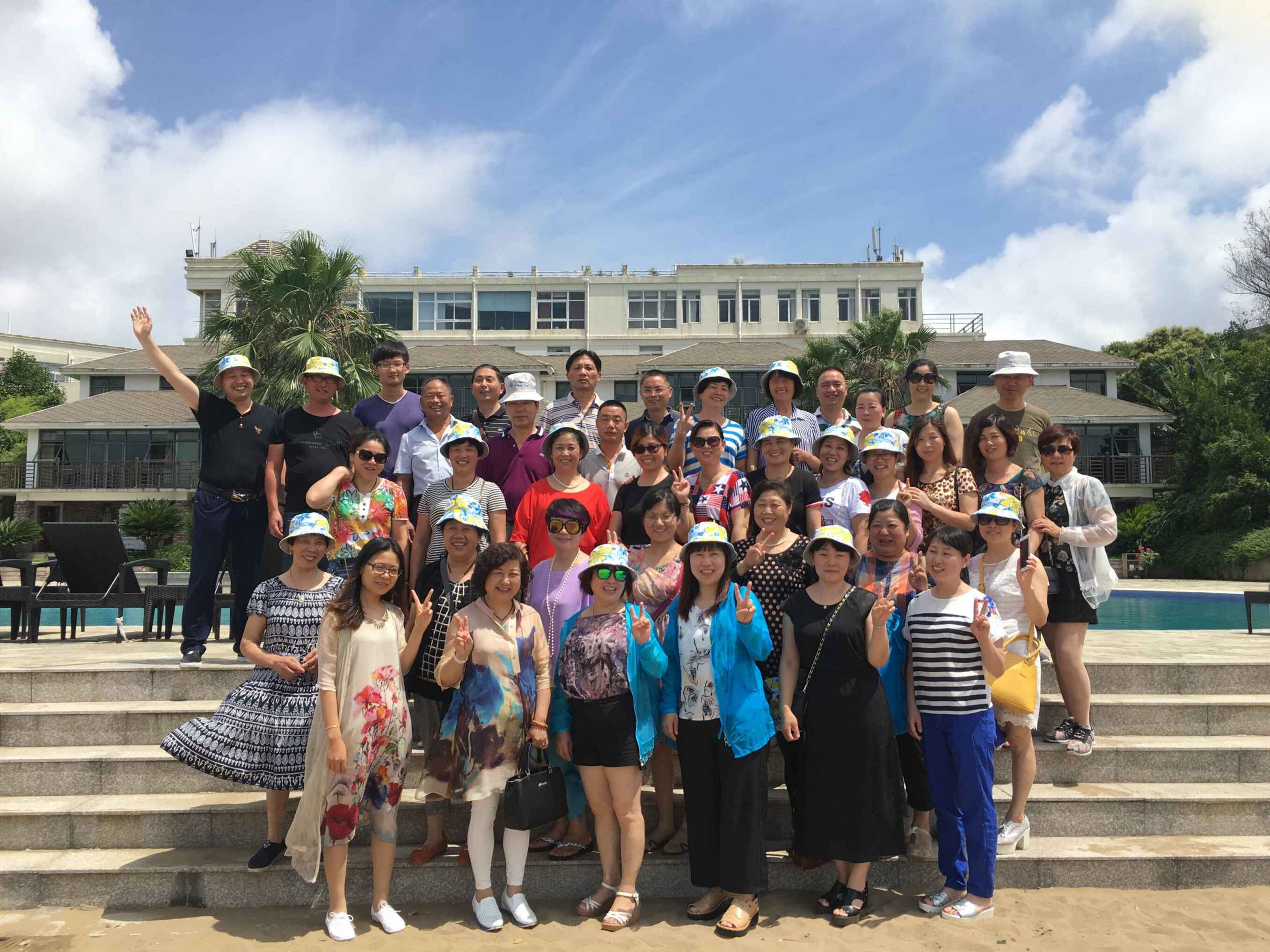 建華市場(chǎng)2016年商戶(hù)旅游圓滿(mǎn)畫(huà)上句號(hào)