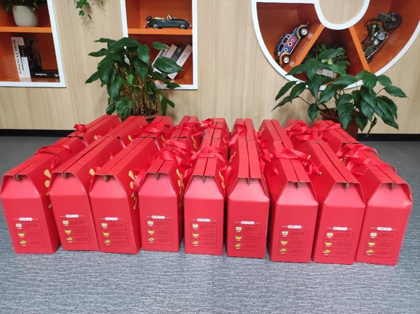 集團(tuán)工會(huì)為全體職工發(fā)放端午慰問(wèn)品