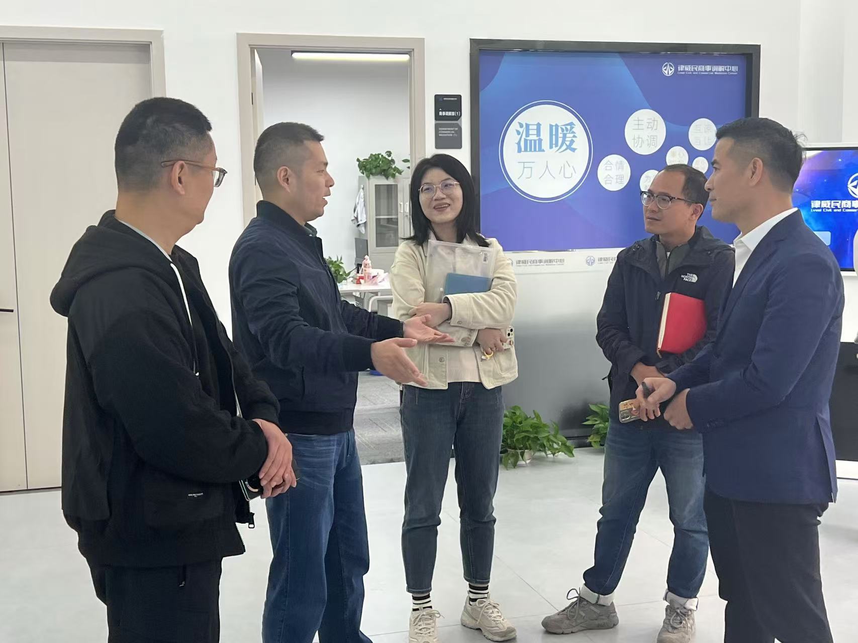 拱墅區(qū)祥符街道黨工委副書記姚亦文一行蒞臨建華律威民商事調解中心調研指導