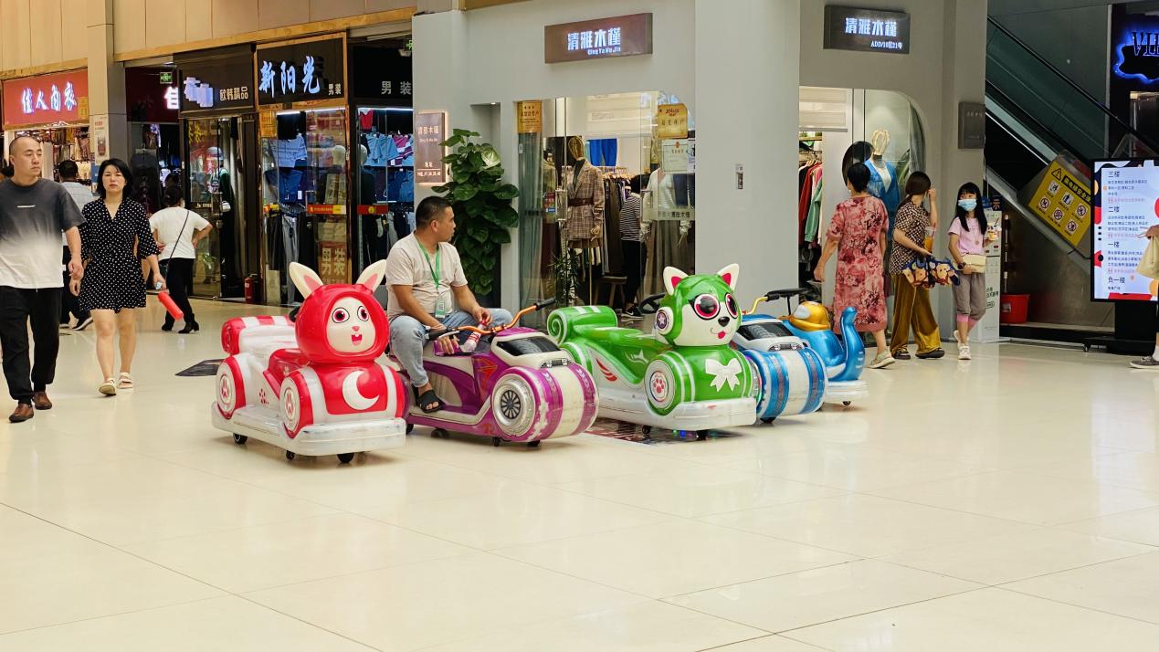兒童游樂(lè)車現(xiàn)身錢江商城，深受小朋友青睞