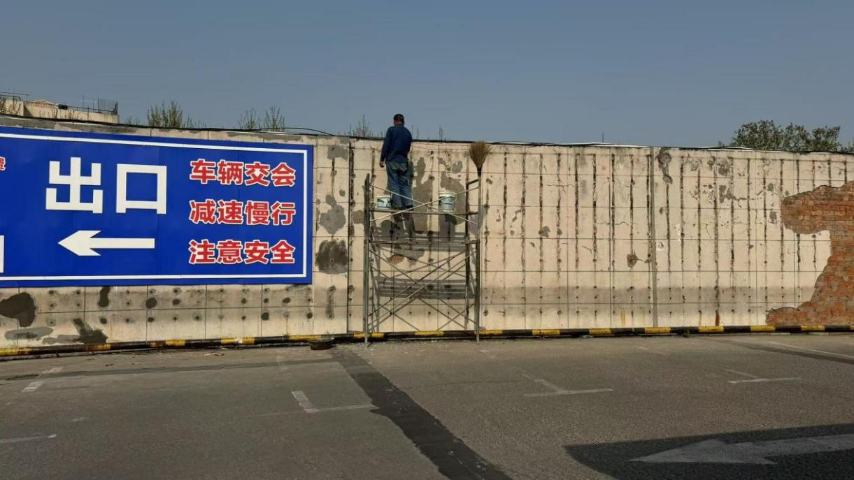 錢江商城三樓停車場墻開展面修補工作