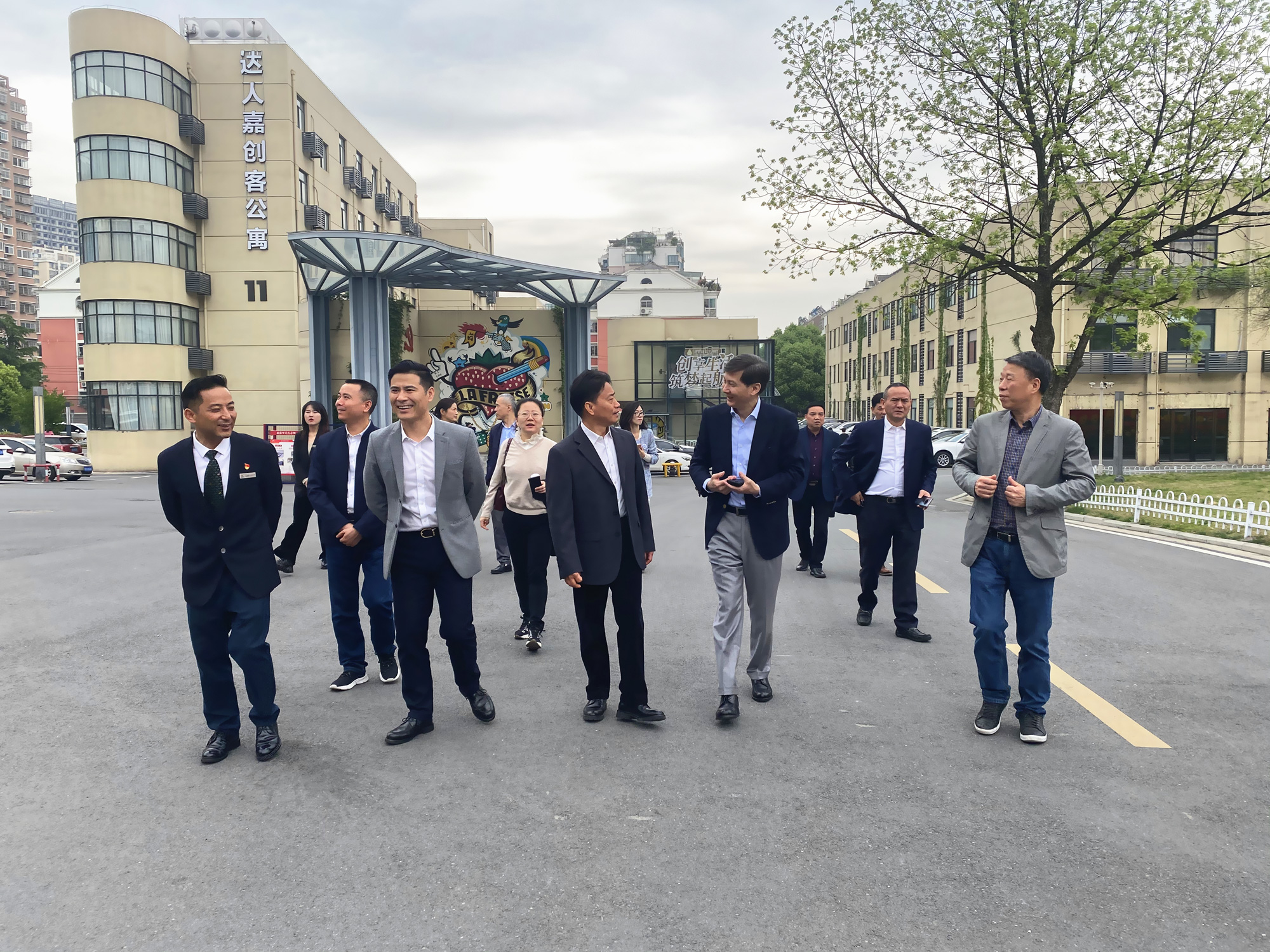 杭州市政協(xié)副主席、市工商聯(lián)主席馮仁強 一行蒞臨廬陽建華文創(chuàng)園考察