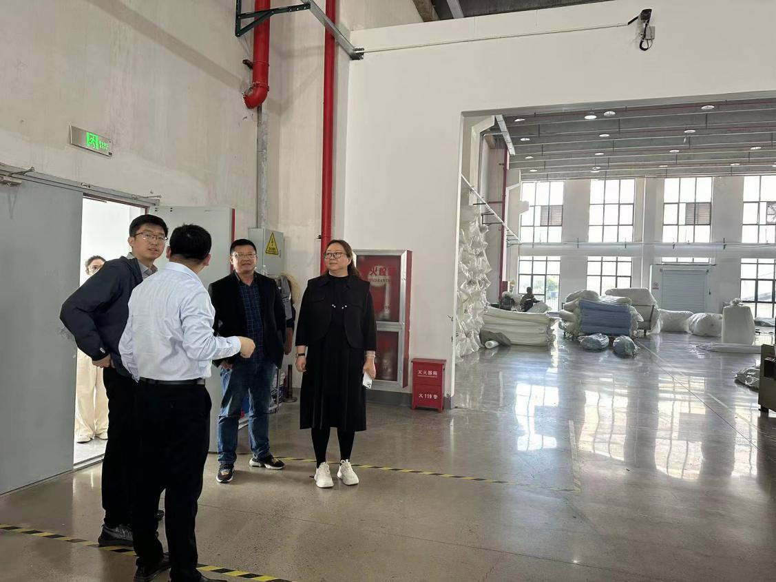 清華大學(xué)校友總會(huì)副秘書長董吉男蒞臨建華新材考察指導(dǎo)