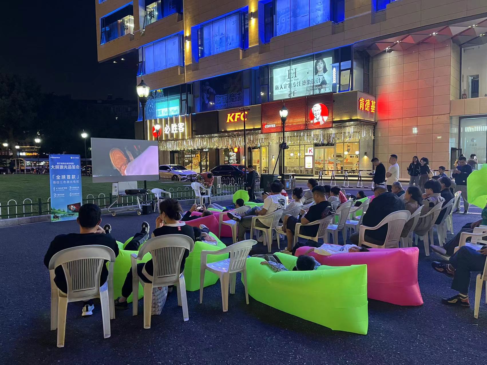 水晶城露天電影盛宴，歡聲笑語中感受夜晚魅力