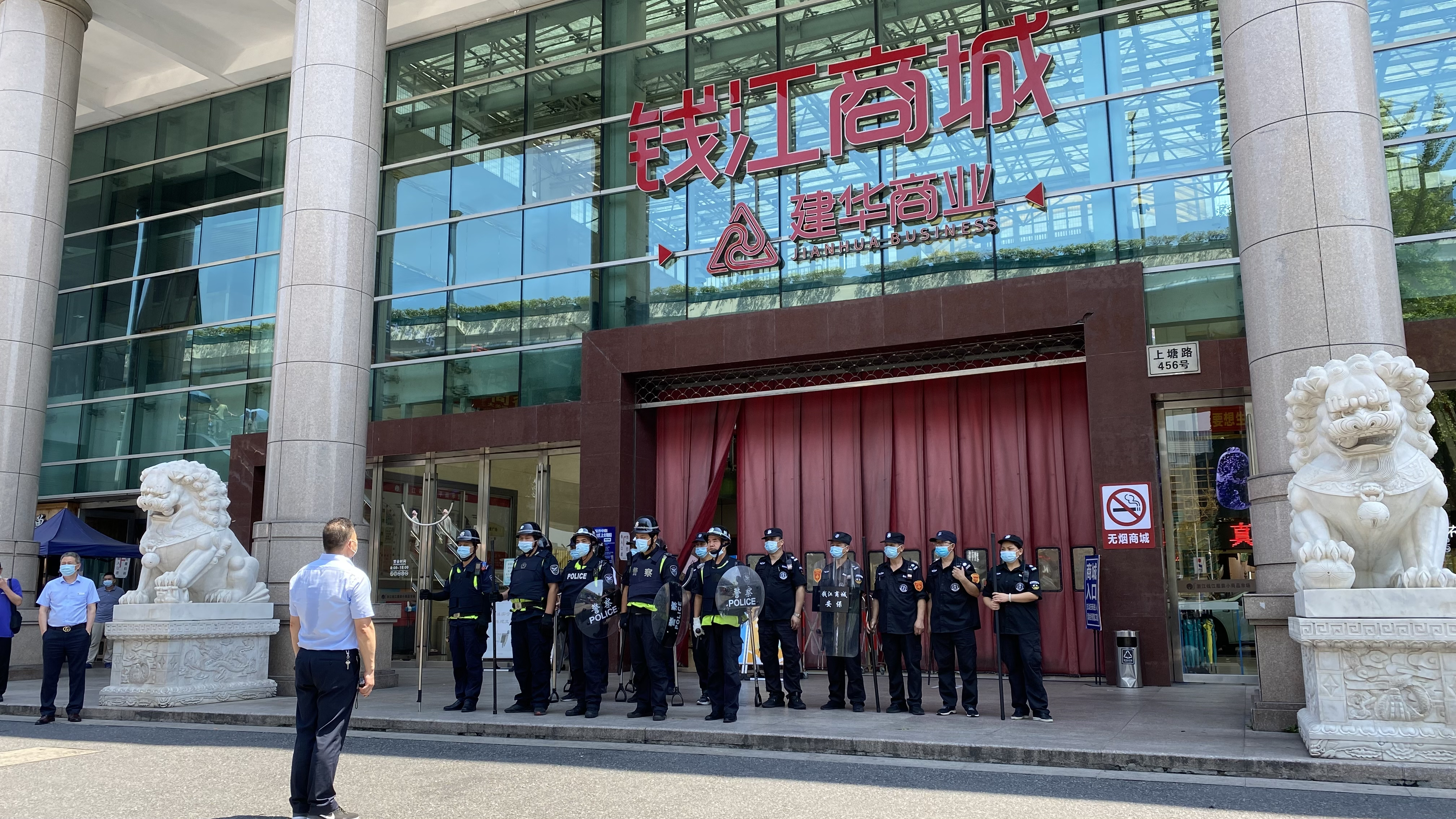 錢江商城聯(lián)合大關(guān)派出所和水晶城 開展反恐防暴演練