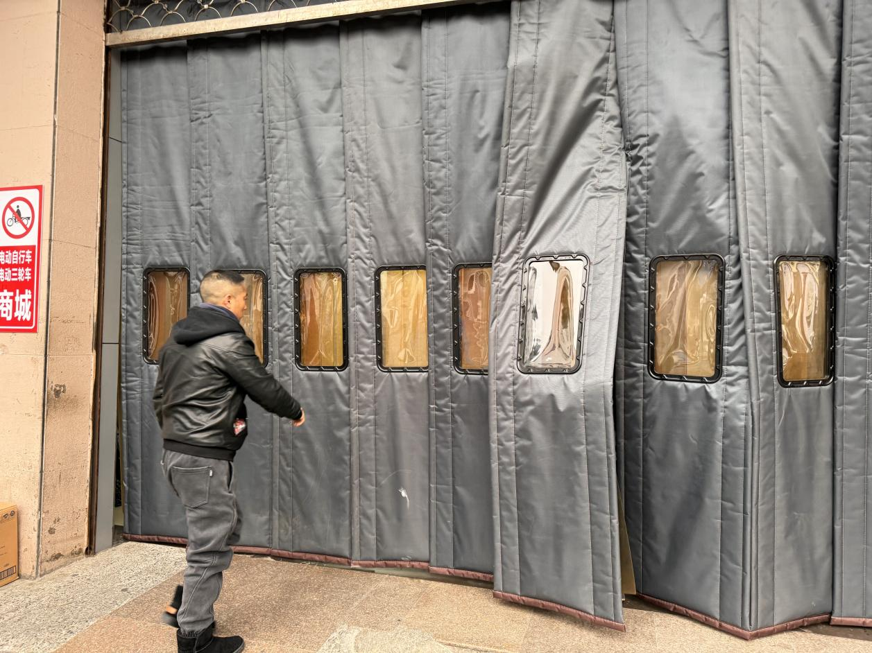這個(gè)冬天不太冷——錢江商城更換新門簾