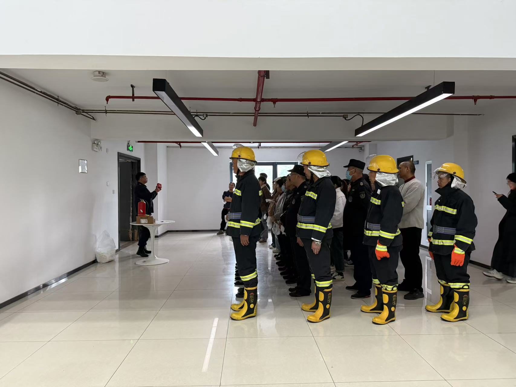 以練筑“防”，防范未“燃” ——建華文創(chuàng)集團開展消防逃生安全演練