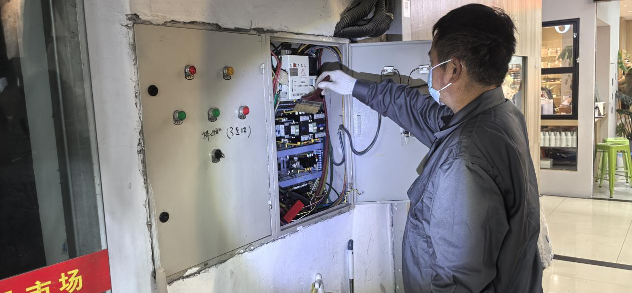 錢江商城排煙風(fēng)機(jī)控制柜維護(hù)完成，安全保障再升級(jí)