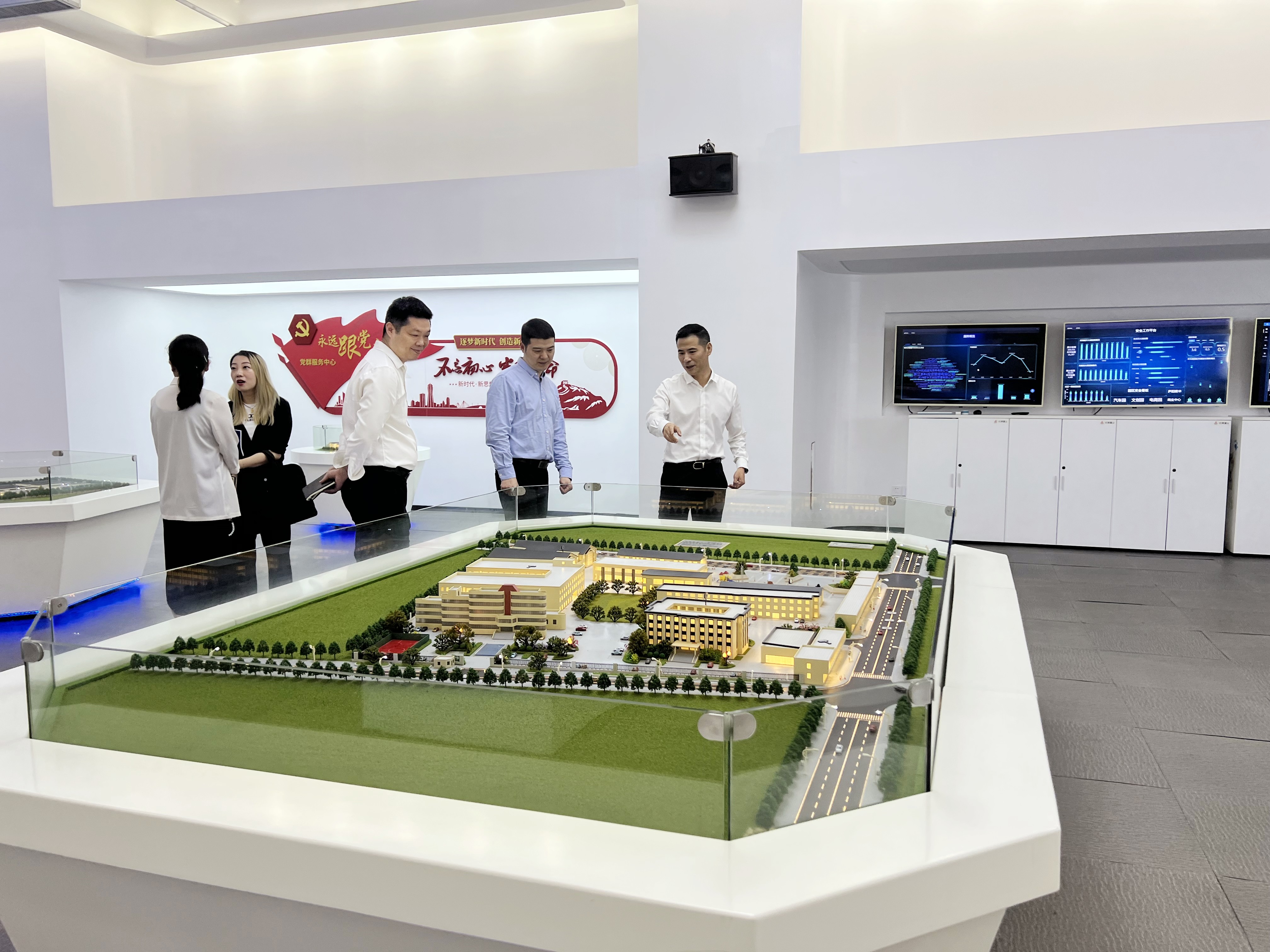 拱墅區(qū)祥符街道黨工委副書(shū)記、辦事處主任張洪明一行蒞臨杭州建華文創(chuàng)集團(tuán)調(diào)研指導(dǎo)