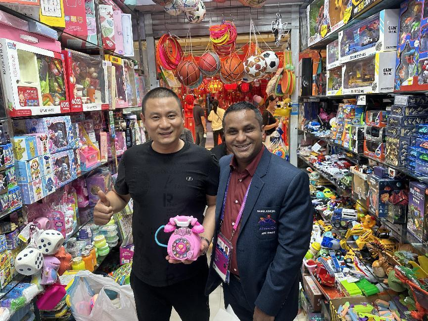 熱情服務(wù)外籍顧客，展現(xiàn)亞運(yùn)錢江風(fēng)采