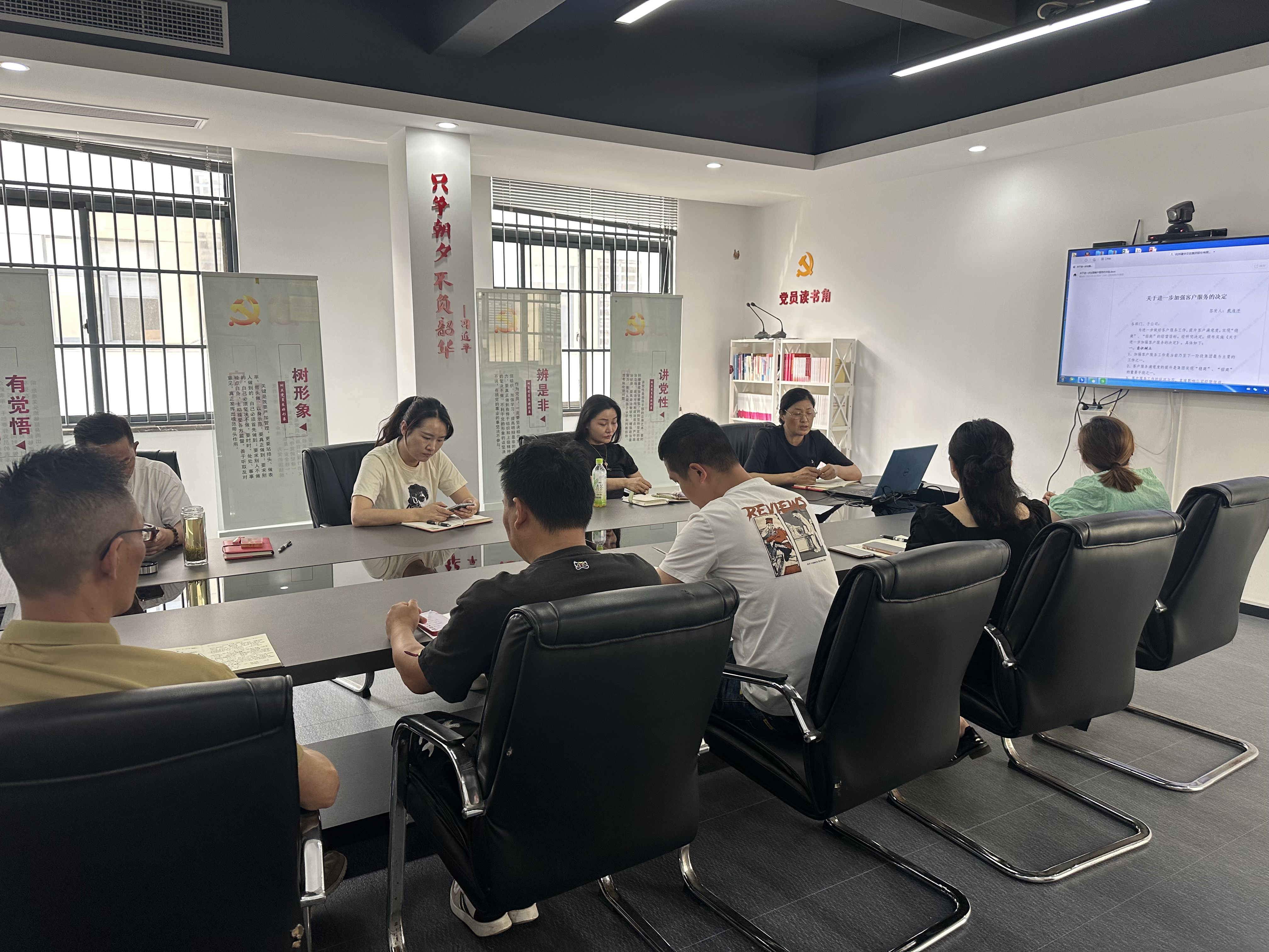 立足服務(wù)重細(xì)節(jié)，擦亮服務(wù)“金招牌” ——建華文創(chuàng)集團(tuán)開展《關(guān)于進(jìn)一步加強(qiáng)客戶服務(wù)的決定》相關(guān)學(xué)習(xí)