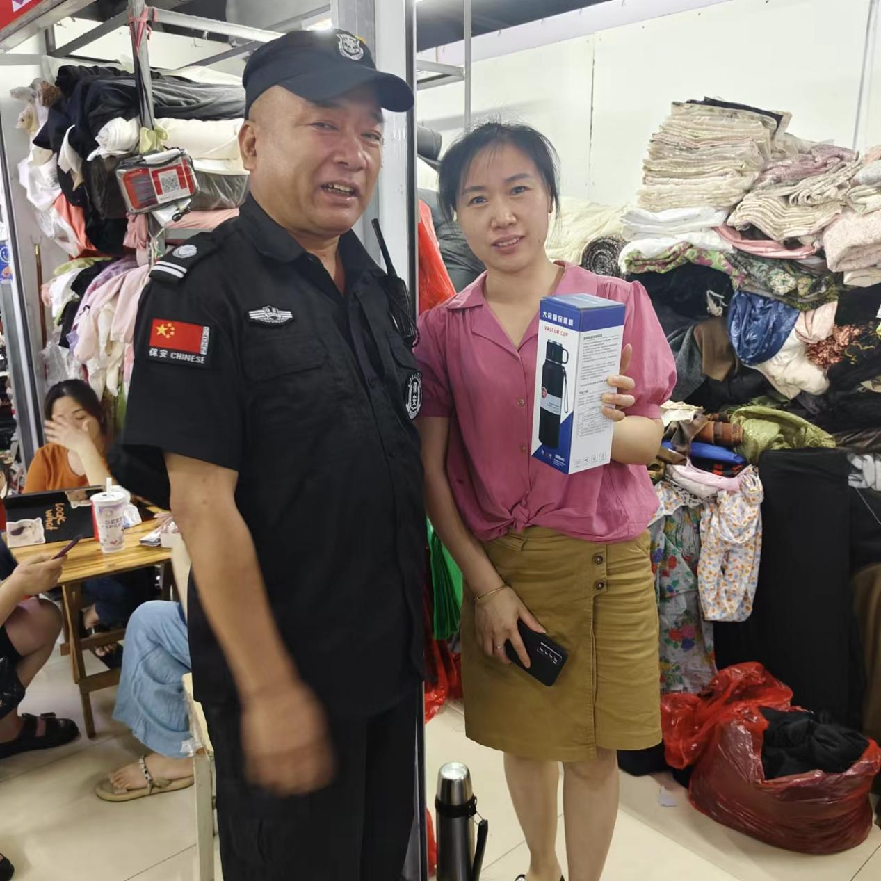 化險(xiǎn)為夷！熱心商戶見(jiàn)義勇為，危急情況扶梯救人