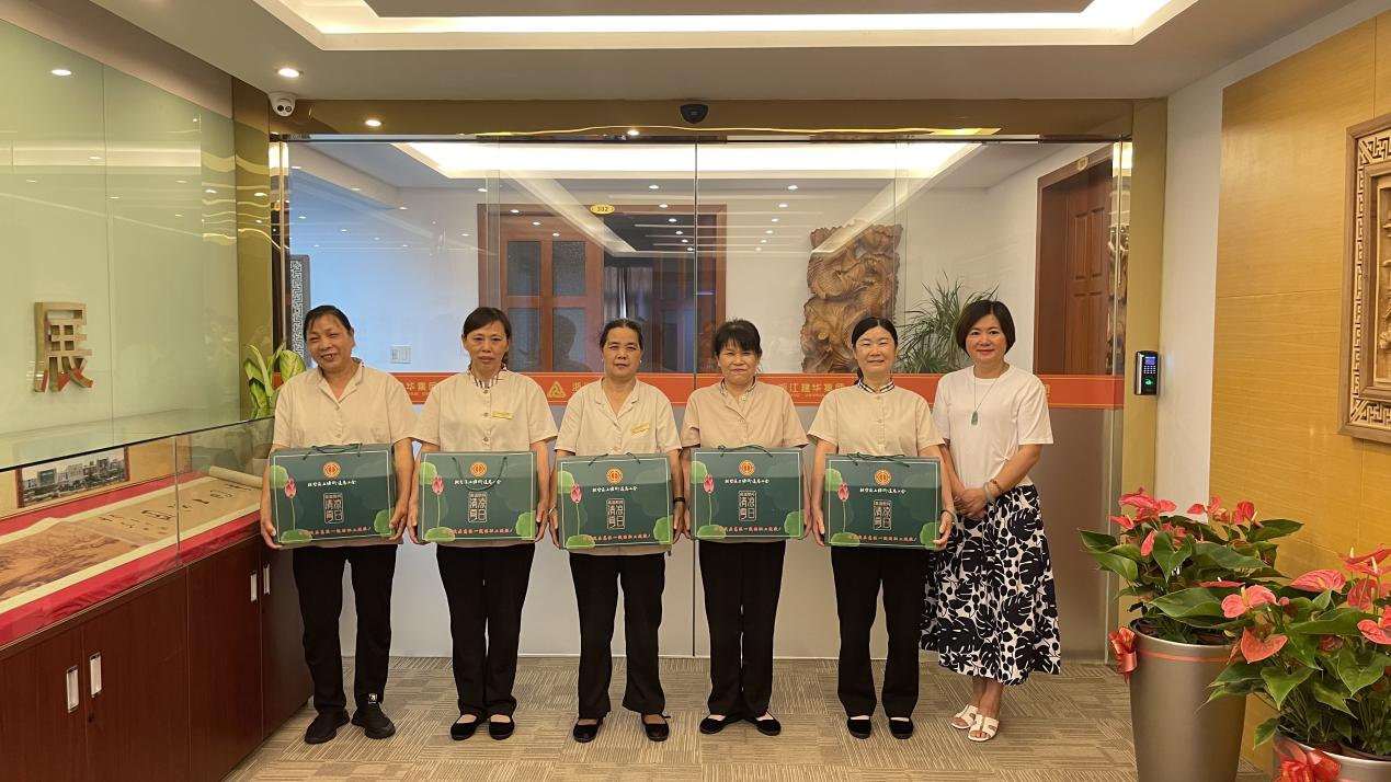 集團(tuán)工會(huì)開展高溫慰問(wèn)活動(dòng)