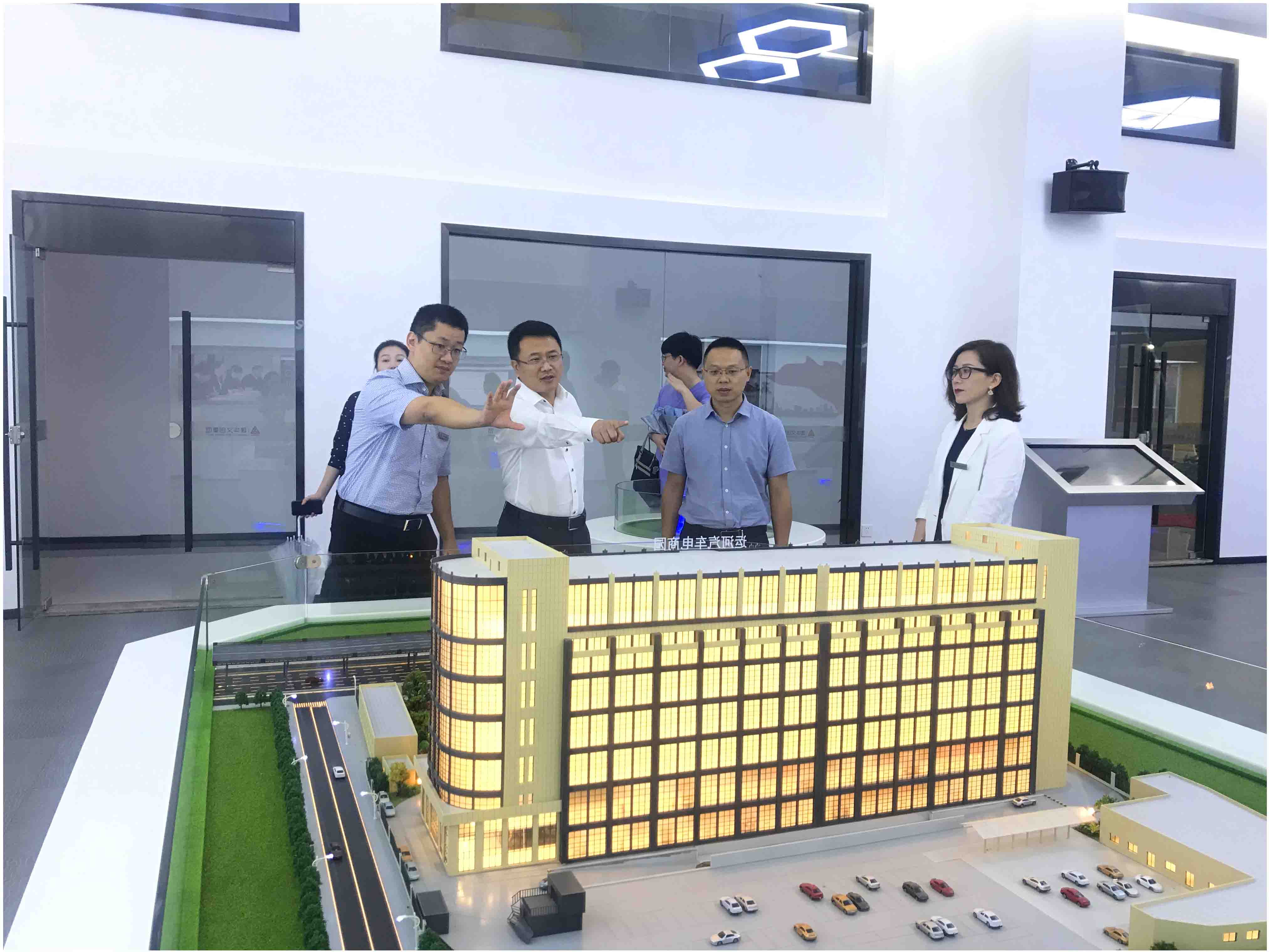 拱墅區(qū)副區(qū)長程曉東一行 蒞臨運河汽車電商園調研