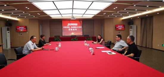 拱墅區(qū)委常委、統(tǒng)戰(zhàn)部長(zhǎng)王書(shū)評(píng)蒞臨集團(tuán)指導(dǎo)
