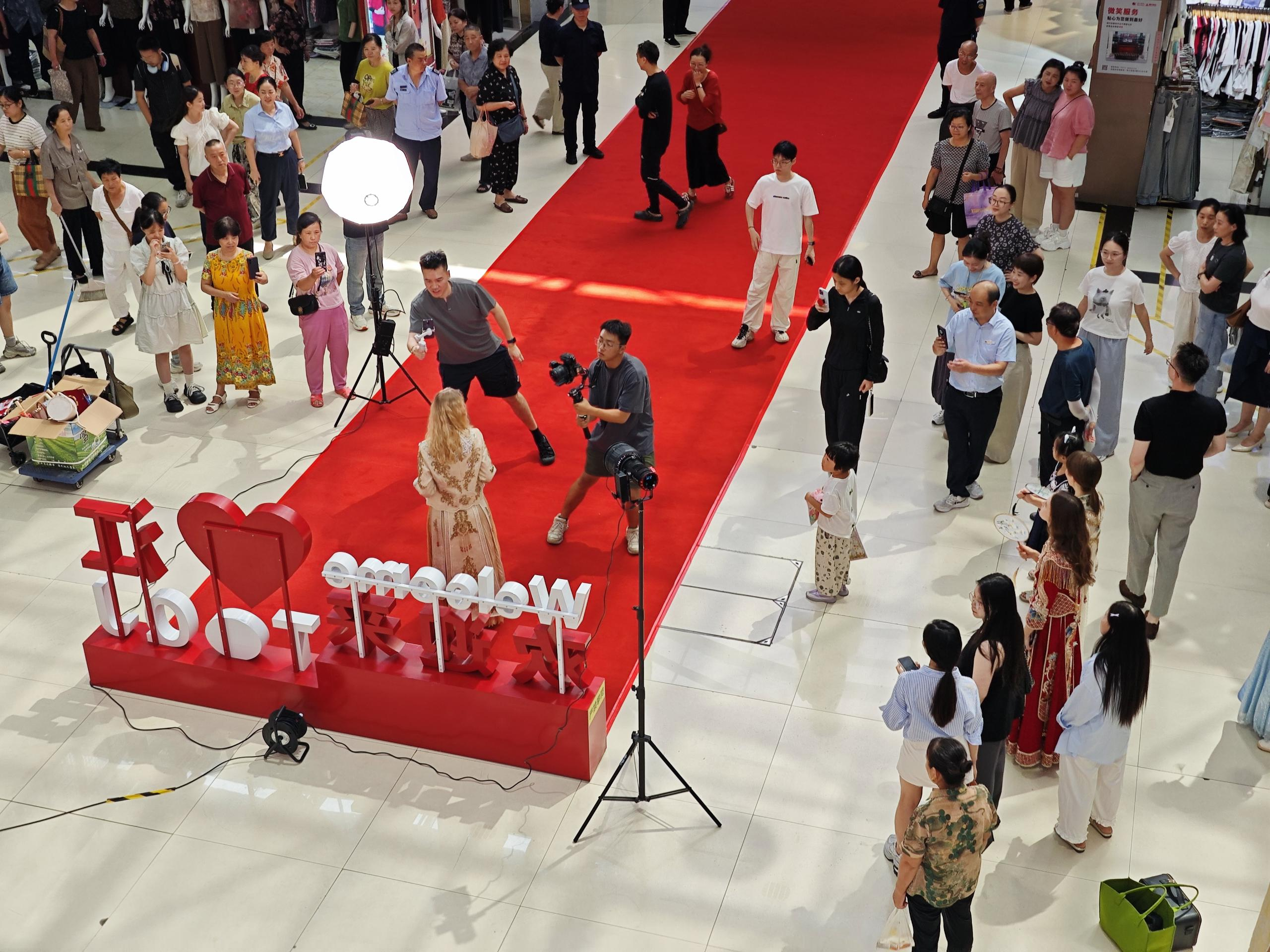 錢江商城舉辦時(shí)尚走秀，多元商品魅力盡顯