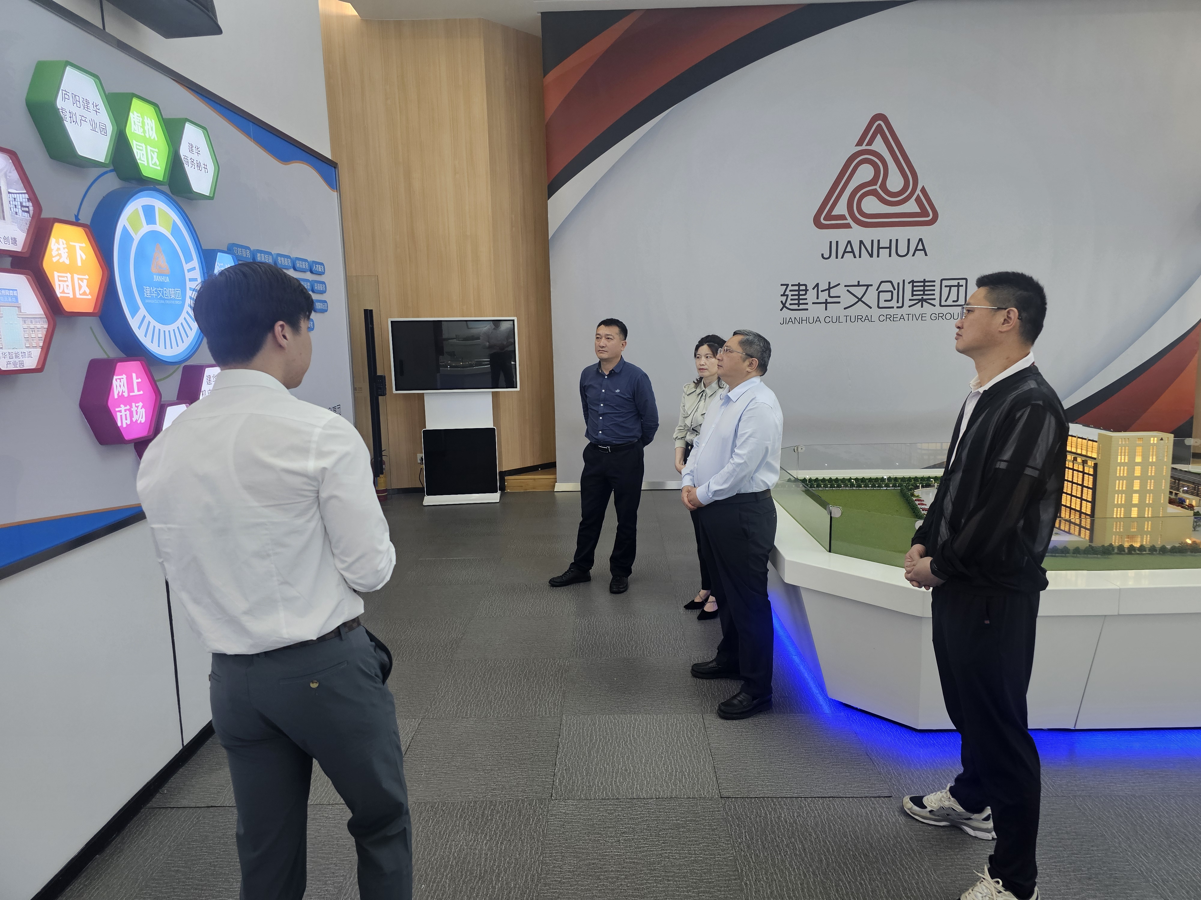 貴溪市人民政府市長、經(jīng)開區(qū)書記潘磊一行蒞臨建華文創(chuàng)集團考察調(diào)研
