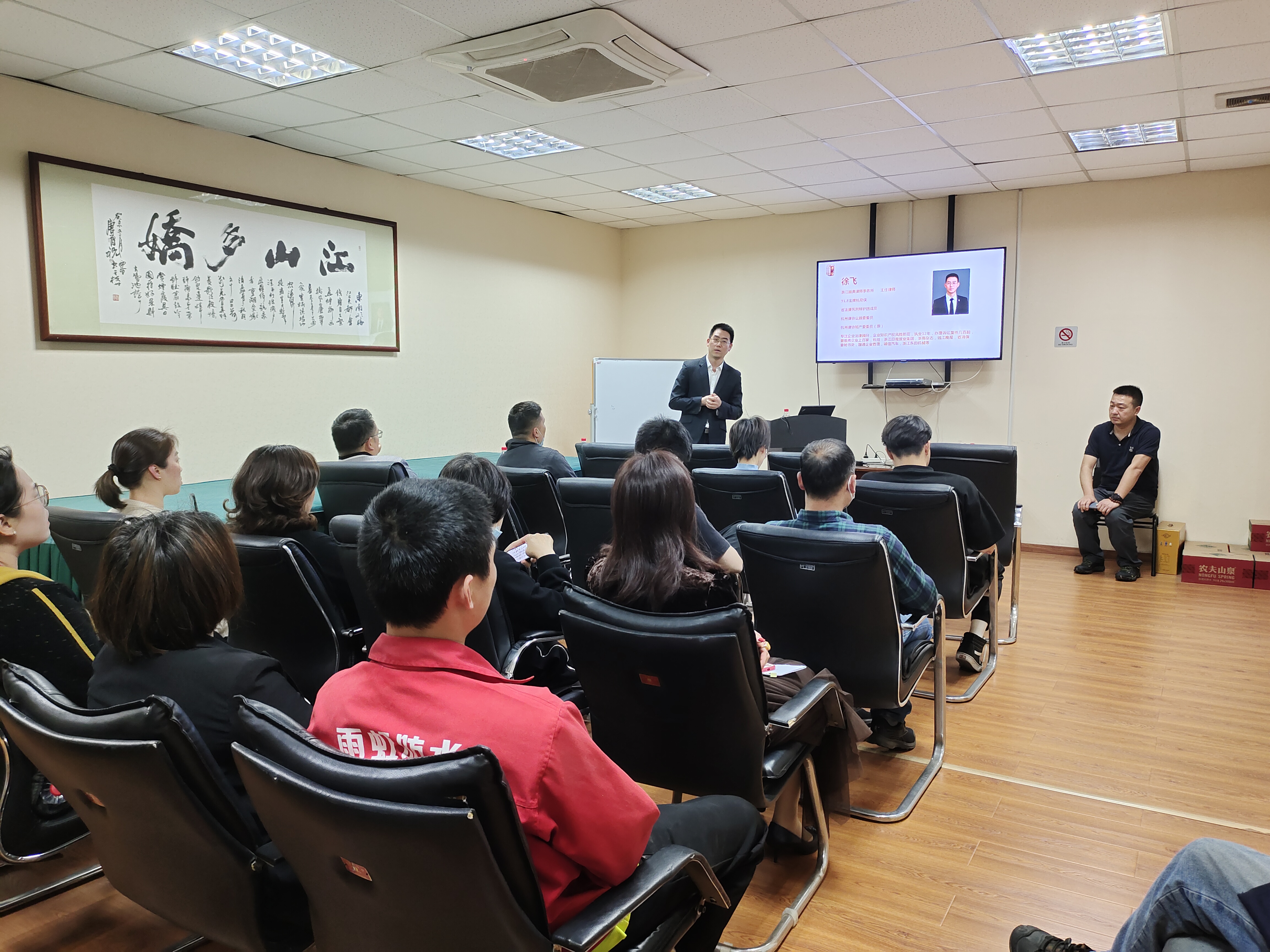 學(xué)習(xí)法律、尊法守法——建華市場(chǎng)開(kāi)展法律知識(shí)講座