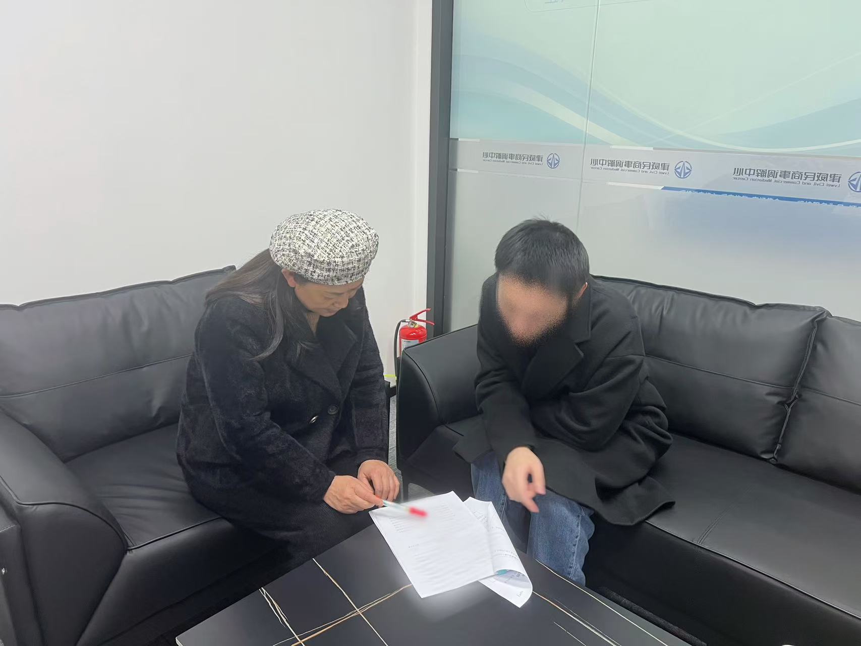 鄰里同窗債，“背靠背”調(diào)解顯溫情