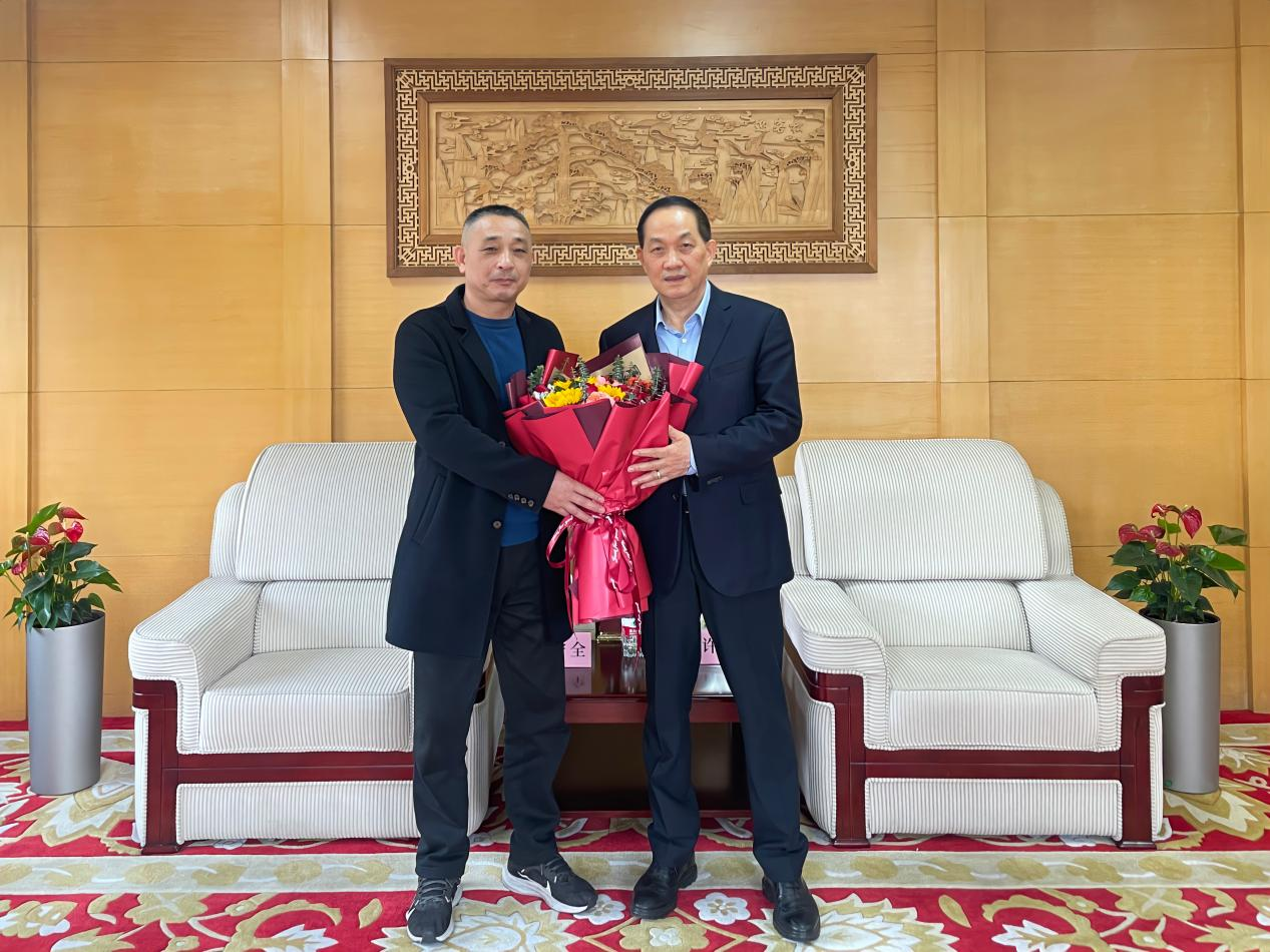 王守全主任慰問省級勞模許榮根——區(qū)總工會領(lǐng)導(dǎo)赴浙江建華集團(tuán)開展新春走訪慰問活動