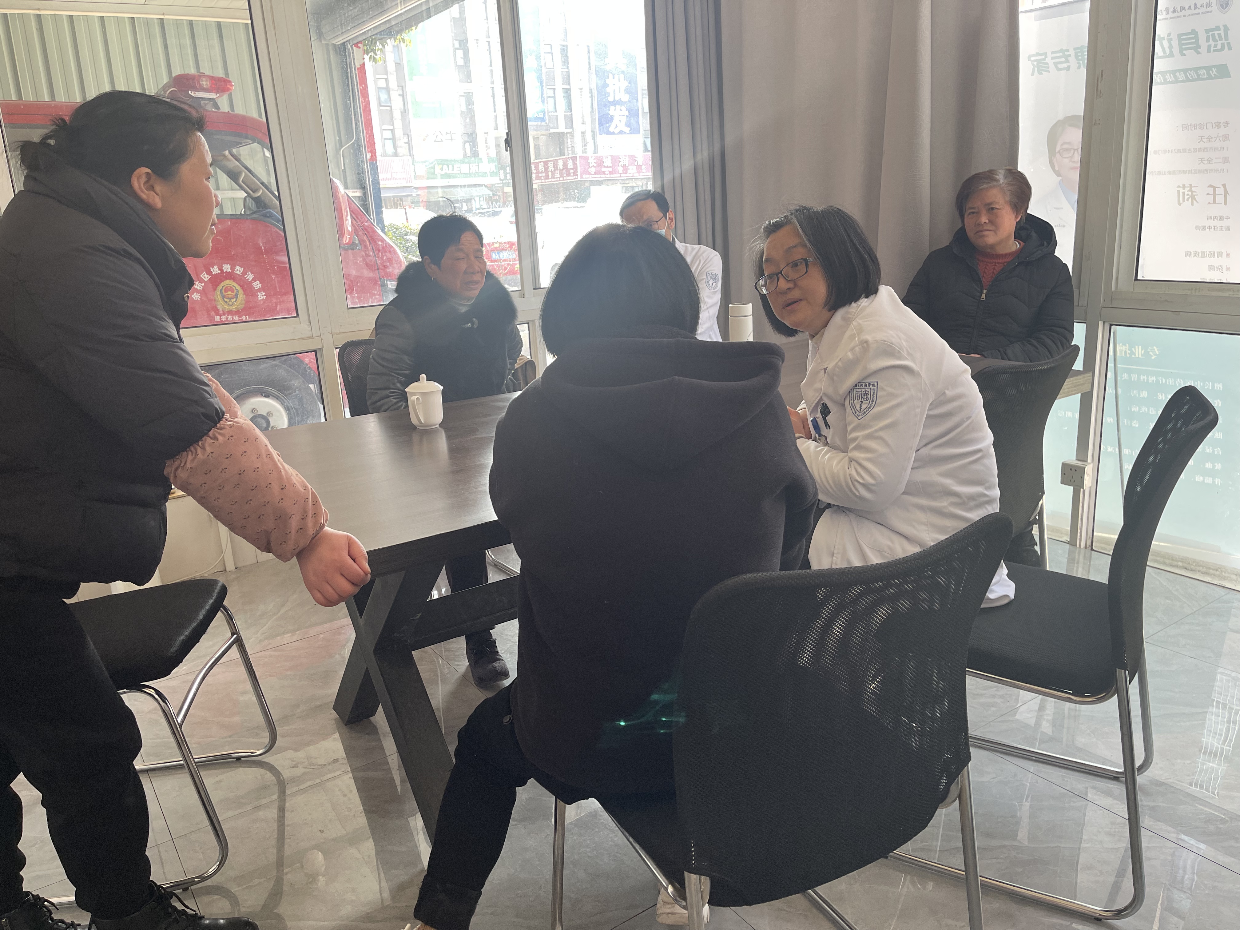   健康關(guān)愛 溫暖商戶——市場邀請省立同德醫(yī)院專家團(tuán)隊進(jìn)市場開展義診活動 