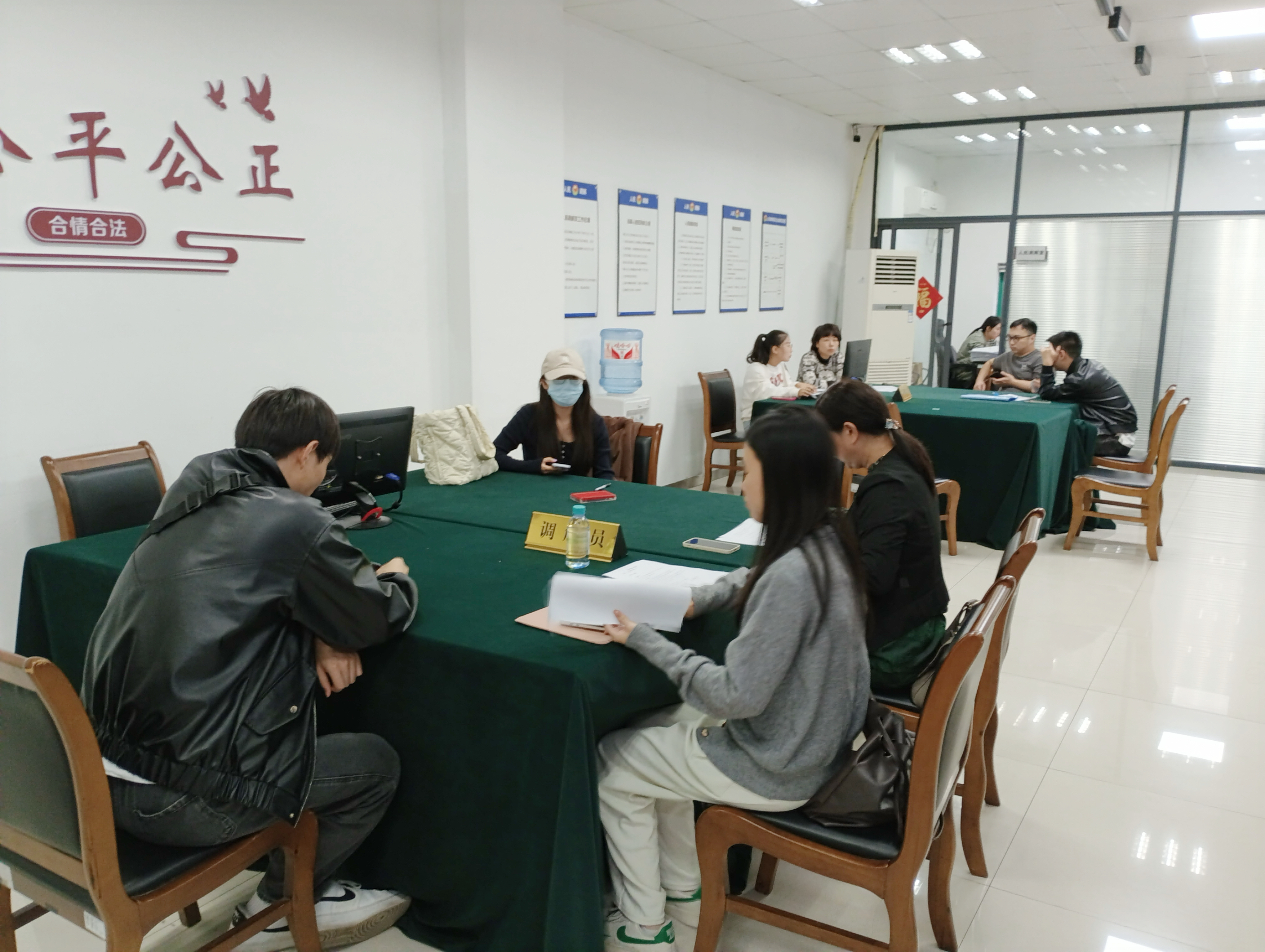 調(diào)解顯溫情，商業(yè)洪流中的信任與重生