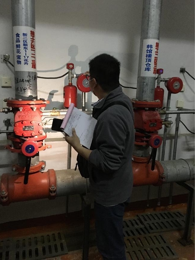 大關(guān)街道西一社區(qū)走訪錢江商城開(kāi)展消防安全檢查