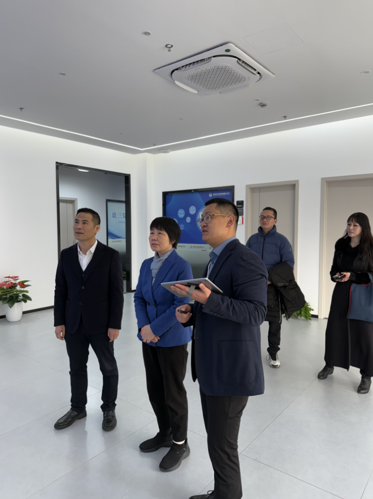 區(qū)政協(xié)主席楊國琴赴律威民商事調(diào)解中心調(diào)研