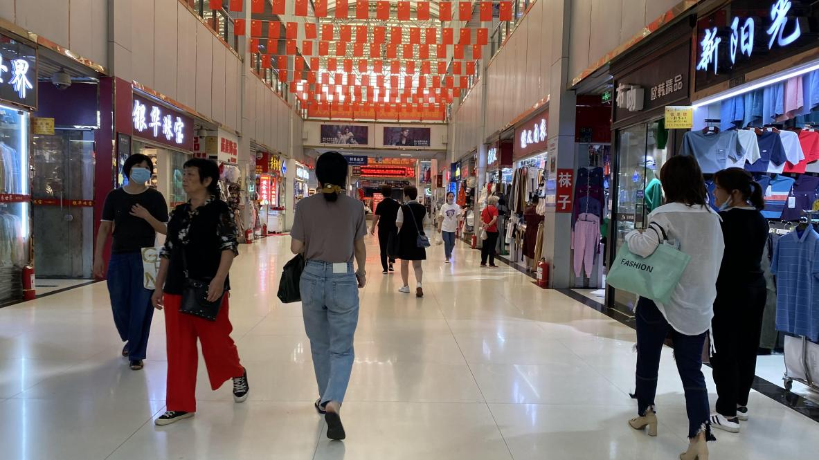 錢(qián)江商城五星紅旗迎風(fēng)招展 國(guó)慶佳節(jié)氛圍濃