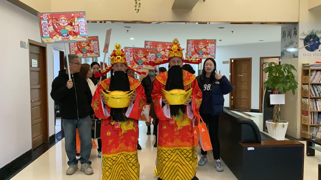 正月十五元宵到，財(cái)神到來(lái)，請(qǐng)接福！