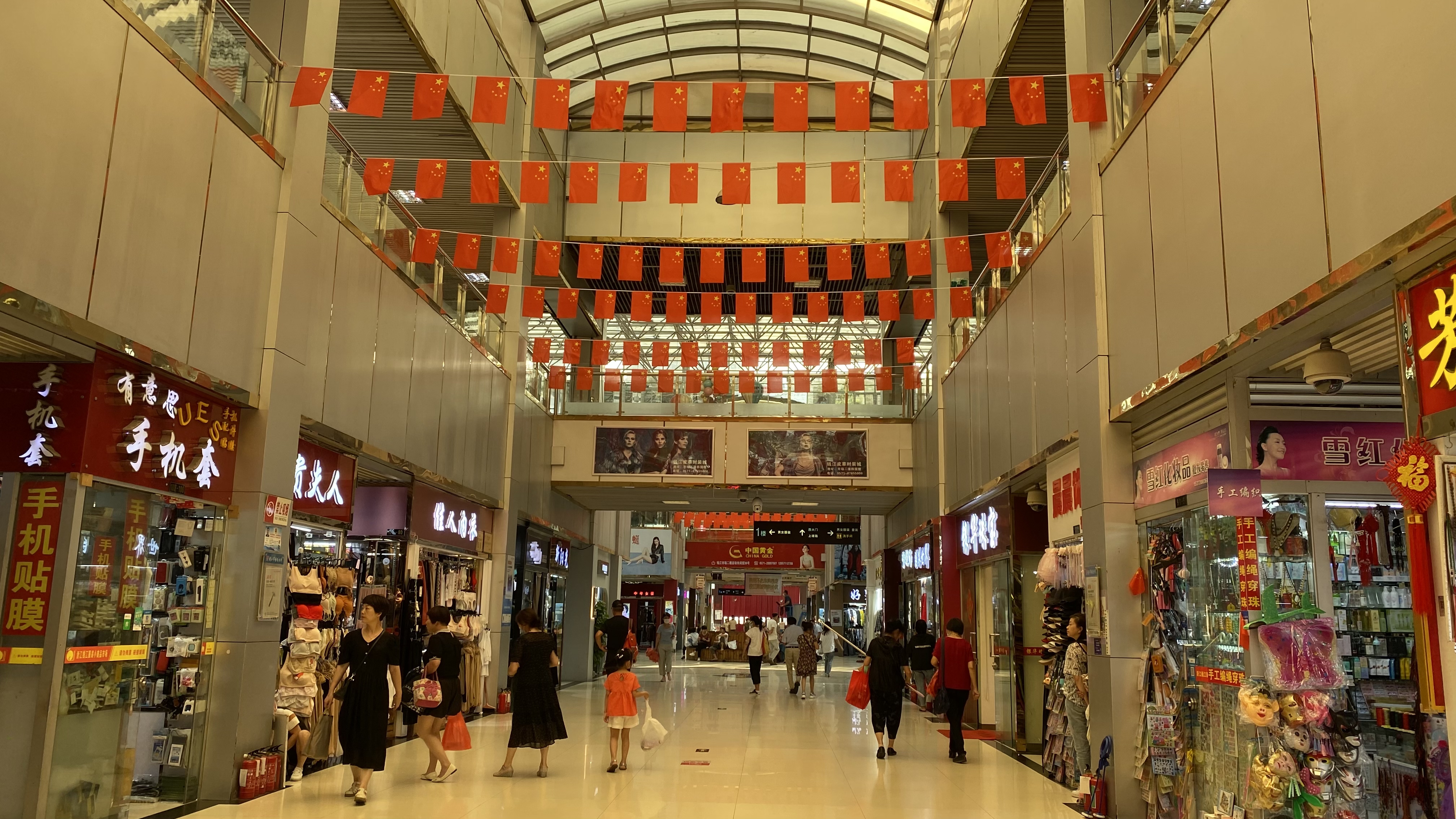 五星紅旗飄起來(lái) | 錢江商城最美“中國(guó)紅”