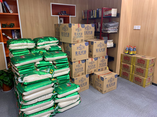 20200122喜迎春節(jié) 建華文創(chuàng)集團(tuán)工會(huì)組織發(fā)放2020年度新春慰問(wèn)品 (1).jpg