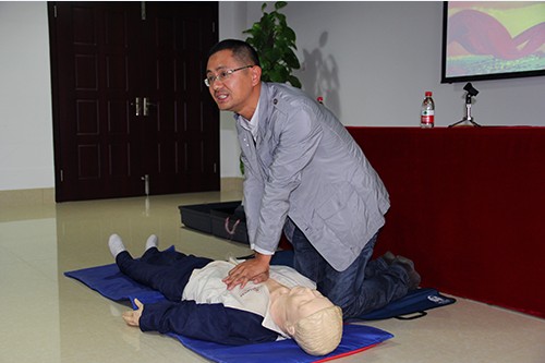 20131024建華文創(chuàng)園黨支部舉辦應(yīng)急救護(hù)知識(shí)培訓(xùn) (2).jpg