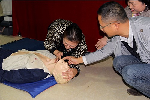 20131024建華文創(chuàng)園黨支部舉辦應(yīng)急救護(hù)知識(shí)培訓(xùn) (3).jpg