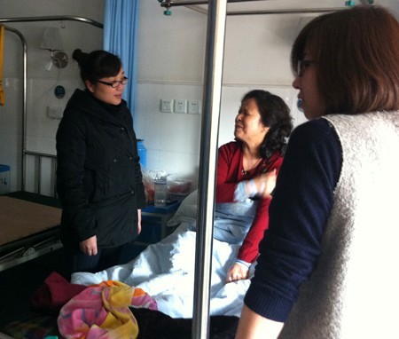 建華網(wǎng)絡工會心系一線 看望住院員工 (1).jpg