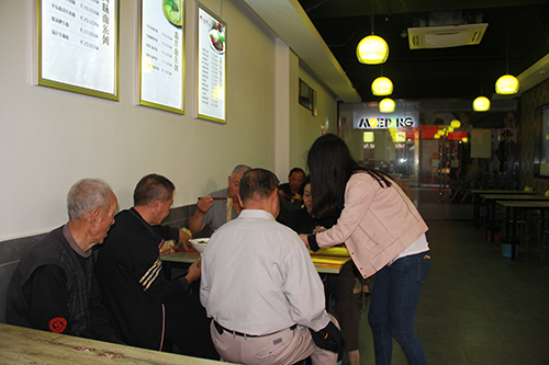 20151021重陽(yáng)節(jié)送長(zhǎng)壽面活動(dòng)2.jpg 20151021重陽(yáng)節(jié)送長(zhǎng)壽面活動(dòng)2.jpg