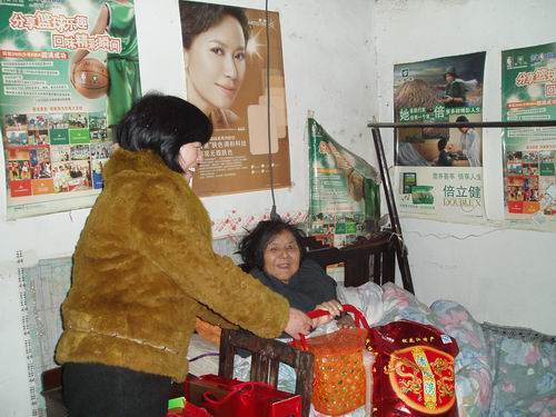 為長(zhǎng)期臥床的老人送去組織的溫暖 (2).jpg