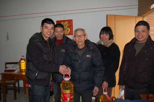 為長(zhǎng)期臥床的老人送去組織的溫暖 (4).jpg